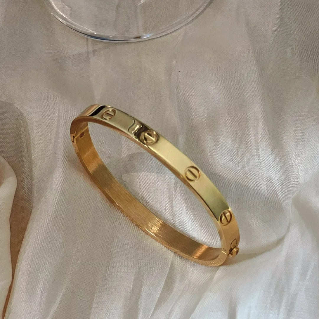 18K Amorous Gleam Bangle