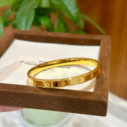 18K Amorous Gleam Bangle