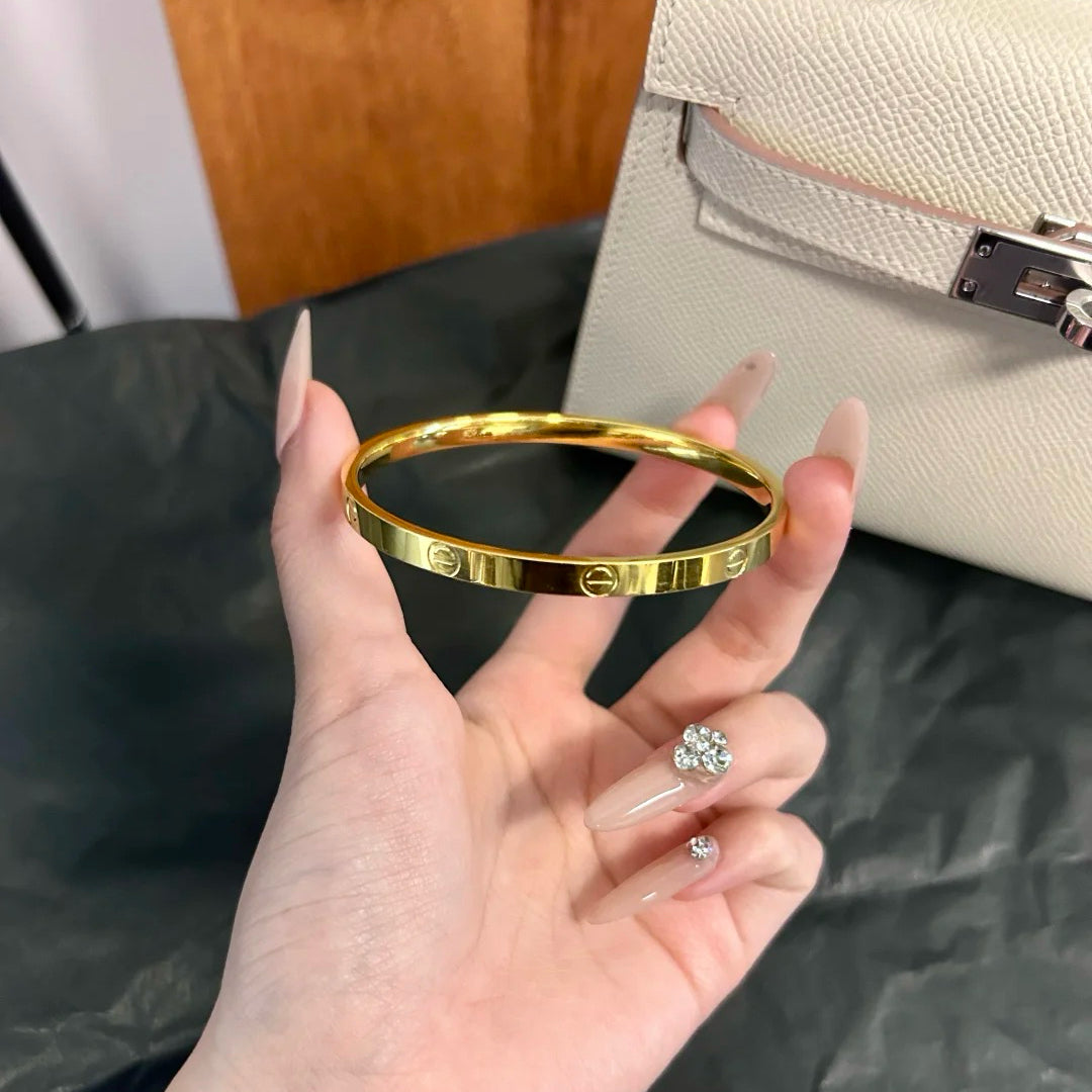 18K Amorous Gleam Bangle